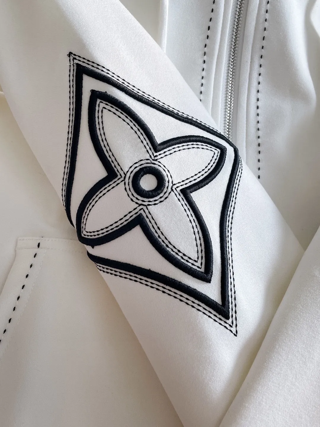 🅿️720 LV hot-selling suit is coming. Focus on the original version of the official website. 2025 new hot-selling cardigan suit. The original order is the best. 🇭🇰The meticulous work of top designers. It has a fitting and perfect upper body effect. All-natural high-quality Tencel Roman cotton 100%, close-fitting comfort, noble and elegant! Original hardware embodies elegance and nobility! Counter size: M-3XL (maximum wear up to 190 pounds)